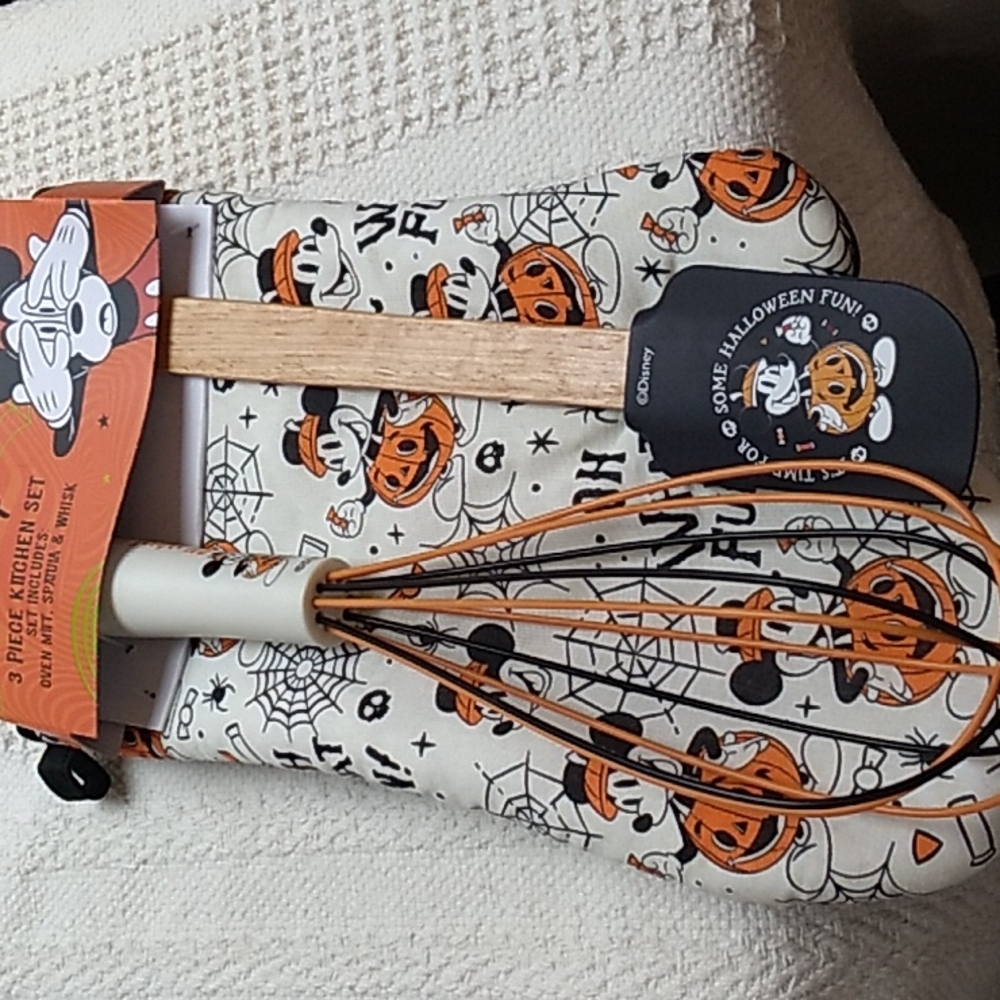 Disney 3 Piece Kitchen Set Oven Mitt, Spatula & Whisk Pumpkin